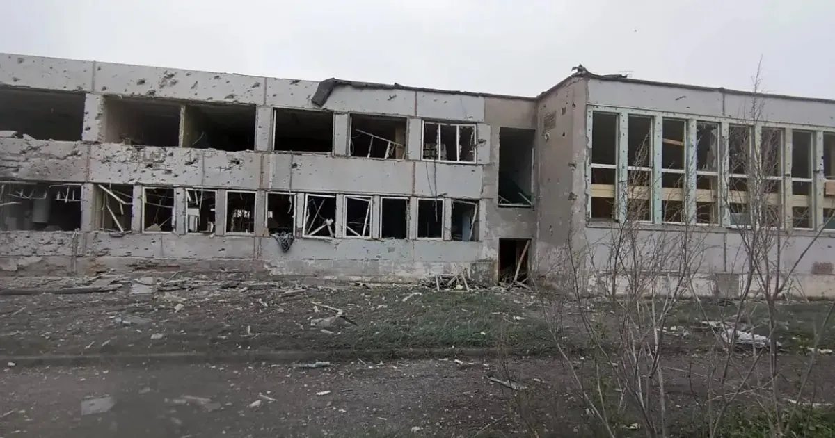 Зруйнований ворожими КАБами Слобожанський ліцей Липецької сільської ради На подвір'ї зруйнованого Слобожанського ліцею пролунав останній дзвоник (відео) на порталі Gromada Group
