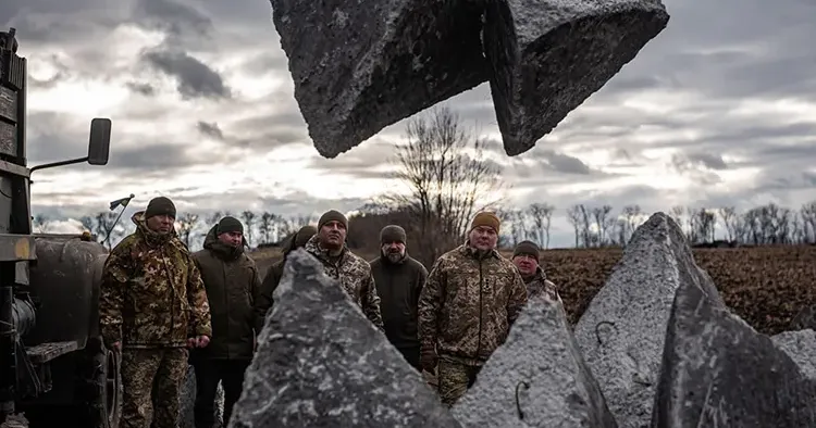 У прикордонних районах Північної операційної зони продовжують встановлювати бетонні загороджувальні елементи.